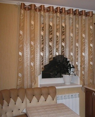 How to choose a modern design of curtains for the kitchen and the rules for decorating windows