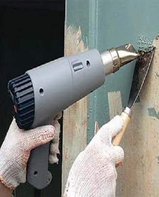 Surfaces treated with oily formulations are cleaned with