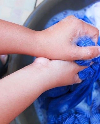 If, after soaking in cold water, the stain has not been removed, rub it with sodium carbonate.