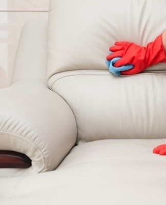 The stain is abundantly moistened with water and rubbed with soap, left to act for 15 minutes.