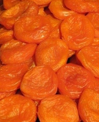 When choosing a natural drying method, lay the apricots on a flat surface.