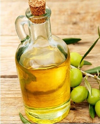 In such a bottle, the olive product is protected from the sun and any foreign smells.