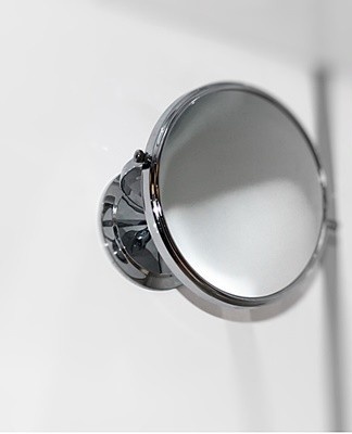 Thanks to the mirror integrated in the cockpit, you can apply masks to your face and shave.