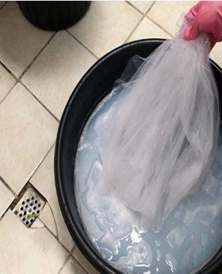 The curtains are not twisted so that creases do not appear on the thin fabric.