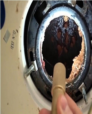 After removing the heating element from the structure and finding traces of scale on it, it must be cleaned.