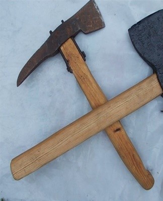  When cleaning with an axe, gently strike the coating to make nicks.