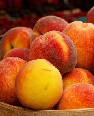 Sliced fruit is stored in the freezer in the same way.
