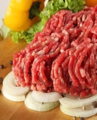 Onions and other vegetable additives turn minced meat into a preparation for a future dish.