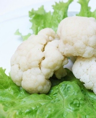 To exclude light penetration on the inflorescences, cabbage heads are closed with lower leaves, and not tightly tied.