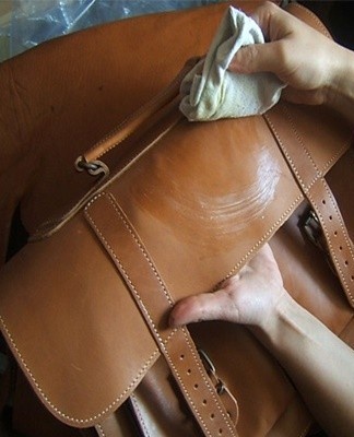 If the stain is not removed, it is wiped with a halved onion, after which the contaminated area is cleaned with a napkin.