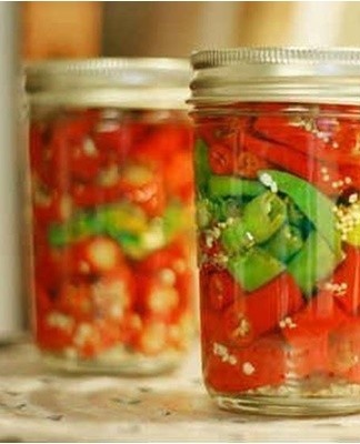 Pepper can be poured not only with water and vinegar, but also with vegetable oil.
