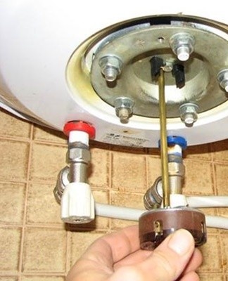 To check the status of the thermostat removed from the water heater, the adjustment knob is moved to the limit