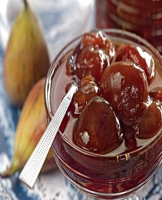 To make healthy jam, you need to take 700 grams of figs and 500 grams of sugar.