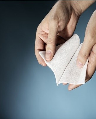 To make a compress, it is enough to moisten the gauze in the tincture, squeeze it lightly and apply it to the affected joint.