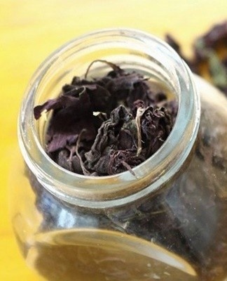 It can be air-dried in the form of a bouquet, it is hung and dried for several days.