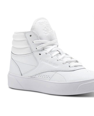 The product is applied in a thin layer to the surface of the leather, rubbed in, allowed to absorb and polished with a soft cloth or brush.