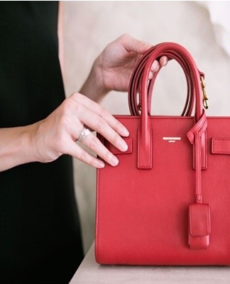 To protect your bag from dust, you can use a light and breathable bag.