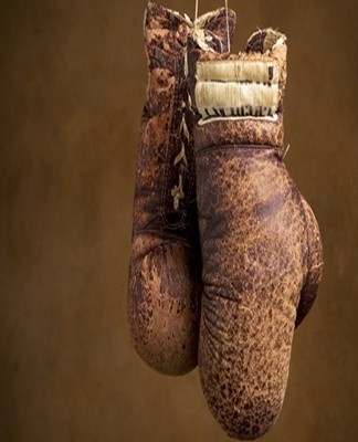 Boxing gloves should be dried after cleaning or washing, keeping them in the fresh air.