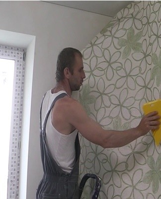 All types of wallpaper are glued in the same way: the rolls are cut into pieces of the required length and glued to the wall.