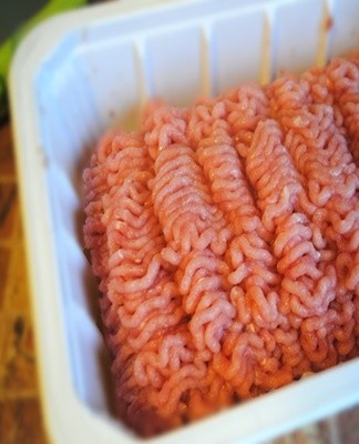 The smell of minced meat and fish should be pleasant.