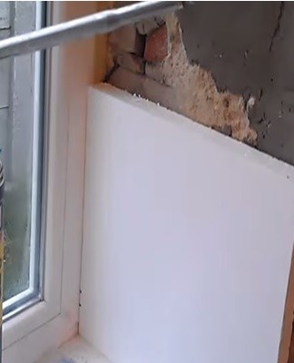 The thermal insulation of the plaster slopes keeps the walls warm in case of frost.