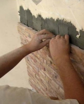 If a sealant or liquid nails are used, then in the first case the glue is distributed in waves, in the second - drop by drop.