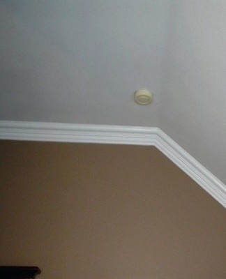 Attaching the skirting board with glue is no problem.