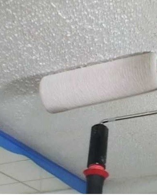 In order for the whitewash to lay down evenly, it is necessary to prepare the ceiling before starting work.