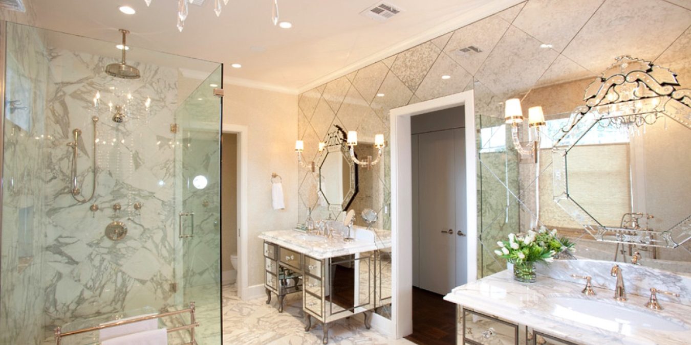 Thanks to the mirror integrated in the cockpit, you can apply masks to your face and shave.