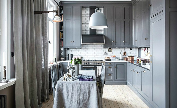 To make a gray kitchen interesting and original, you should use rich colors.