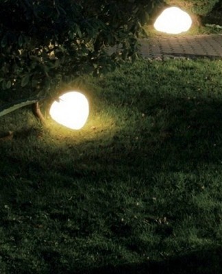 To enhance the design, a lake is dug in the garden, fountains are equipped