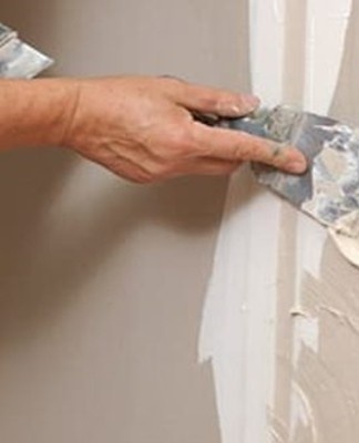 The decorative agent is applied to the prepared surface: pre-aligned walls.