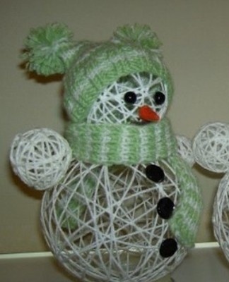 It remains to decorate the snowman with a carrot, draw (glue) his eyes and mouth.