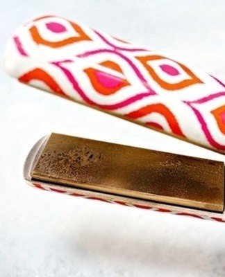 curling iron with flower