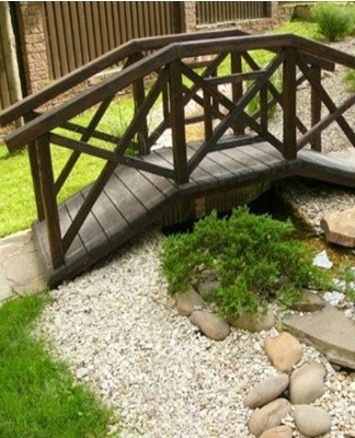 If there is a stream or a pond on the territory of the site, the bridge will be used not only for decorative purposes