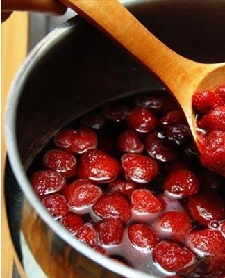 Long-term storage of jam in plastic containers is inconvenient.