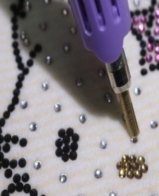 How and with what glue it is better to attach rhinestones to fabric at home