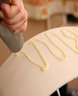 When choosing an adhesive, the ratio of dry and liquid components should be taken into account.