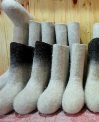 Light-colored shoes can be cleaned with ordinary semolina.