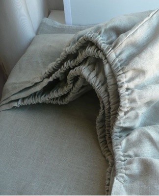 The hands are threaded inside the canvas and run to the opposite corners of the longitudinal side.