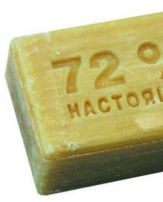 After removing the paint with white spirit, the trace of the stain is smeared with laundry soap.