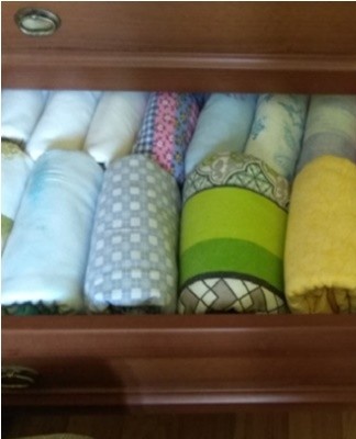 This method is used to store linen sets in deep drawers or shelves.