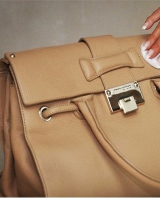 To straighten a faux leather bag, arm yourself with paper and a natural sheet.
