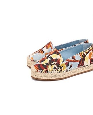 If your sneakers have rubber soles, machine washing is a good idea.