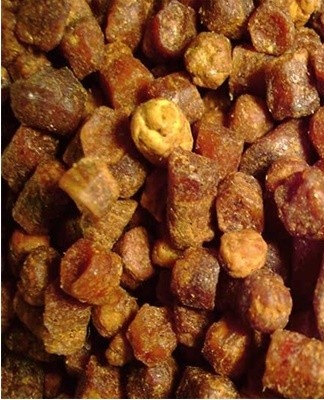 In a poorly closed container, moth larvae appear or foreign aromas seep into it.