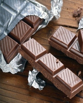 The color and taste, long-term storage of the chocolate bar depends on the amount of cocoa beans in it.