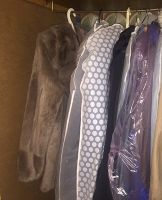 In order for the fur coat to retain its appearance in the summer, it is recommended to provide it with suitable conditions.