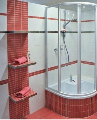 The semicircular tray gives the shower enclosure an original look and fits perfectly into the interior of the bathroom.