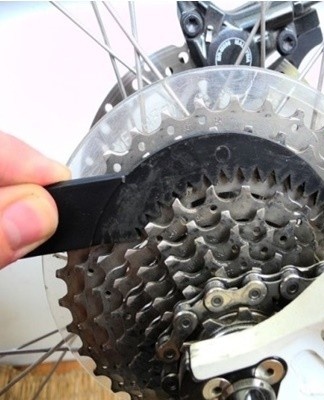 To clean the chain, it is allowed to use all available means - brushes and detergents.