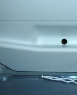 For this method, it is worth defrosting the refrigerator and leaving it to dry for 6-10 hours.